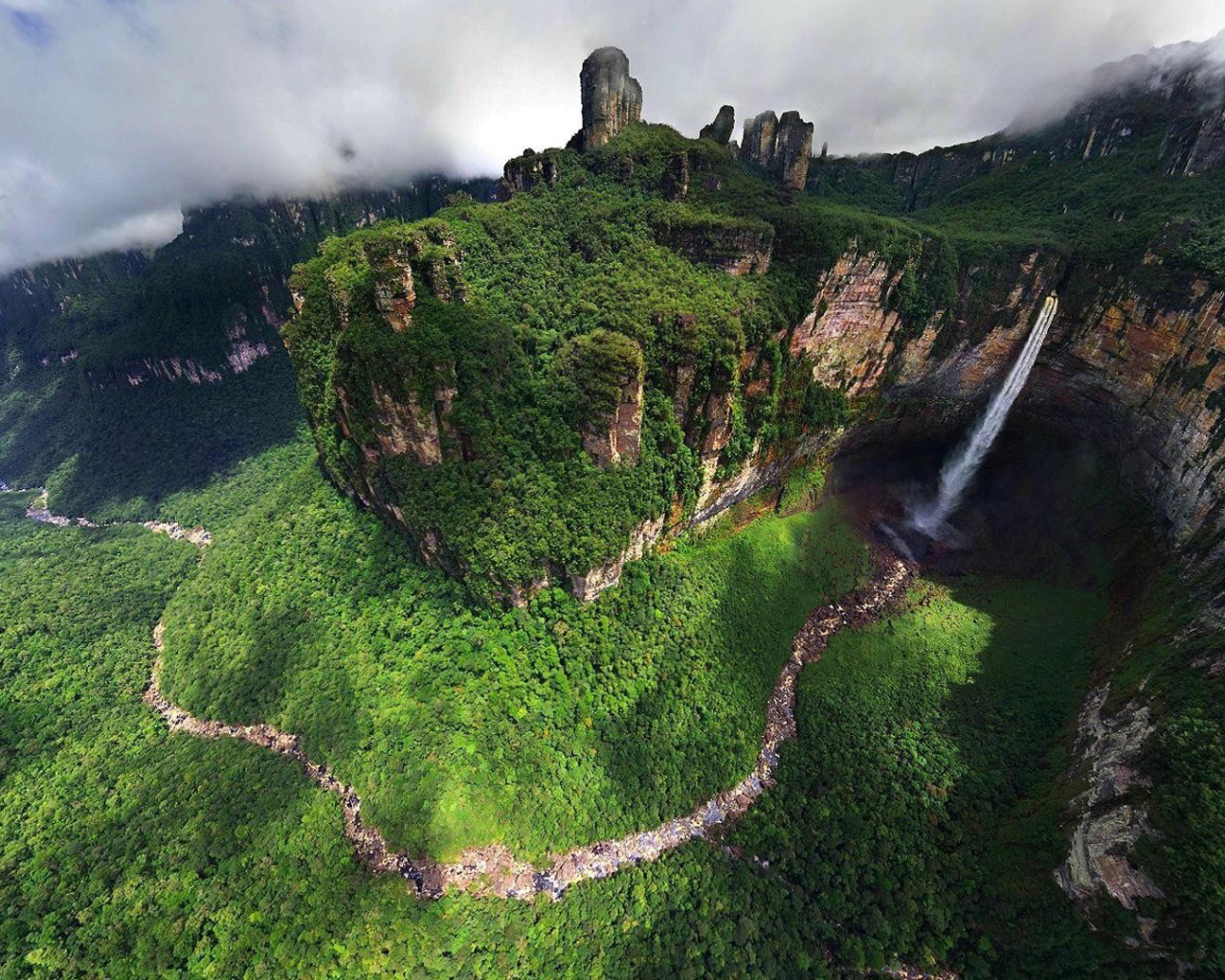 Поросший зеленью каньон