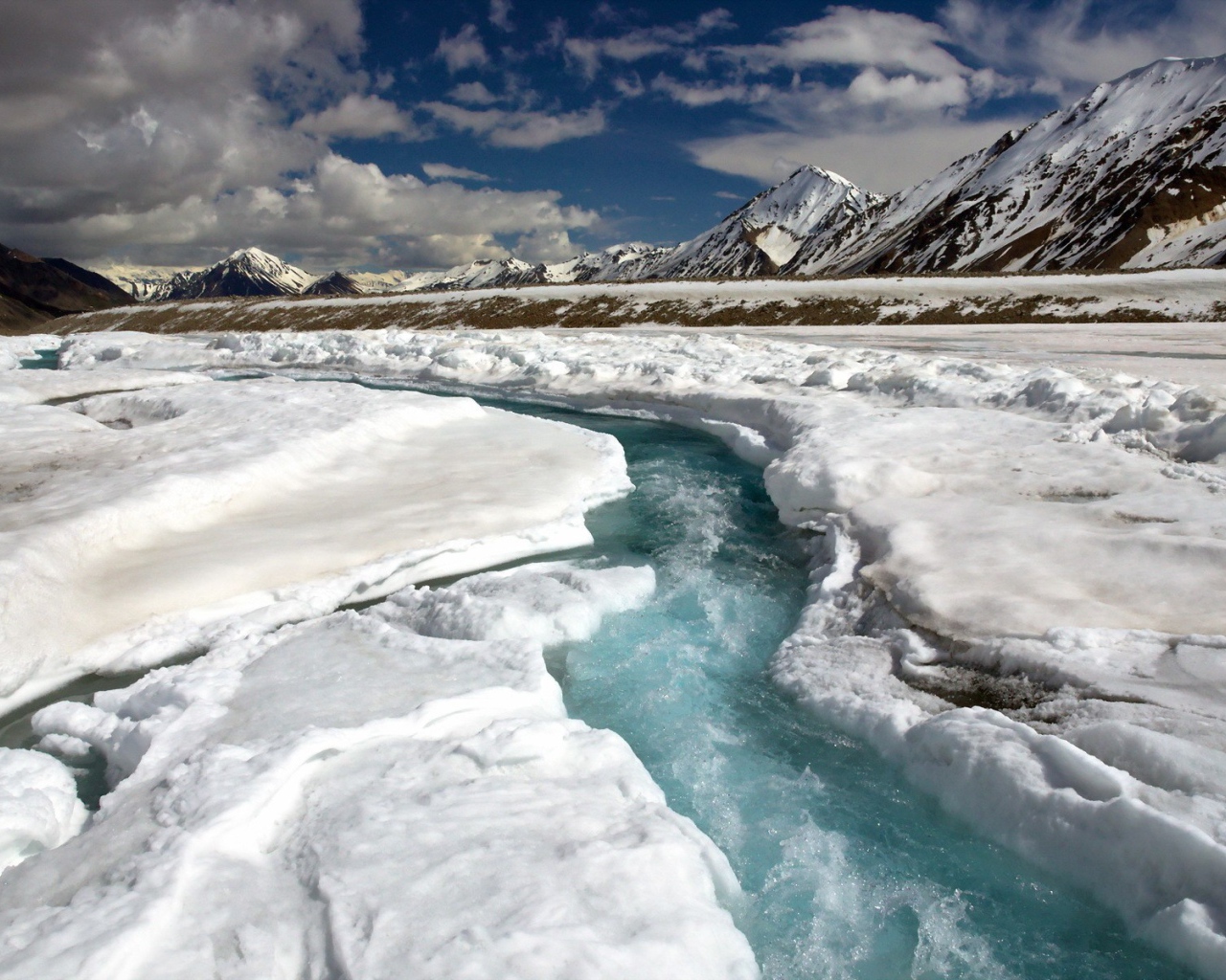 Ручей в разломе ледника