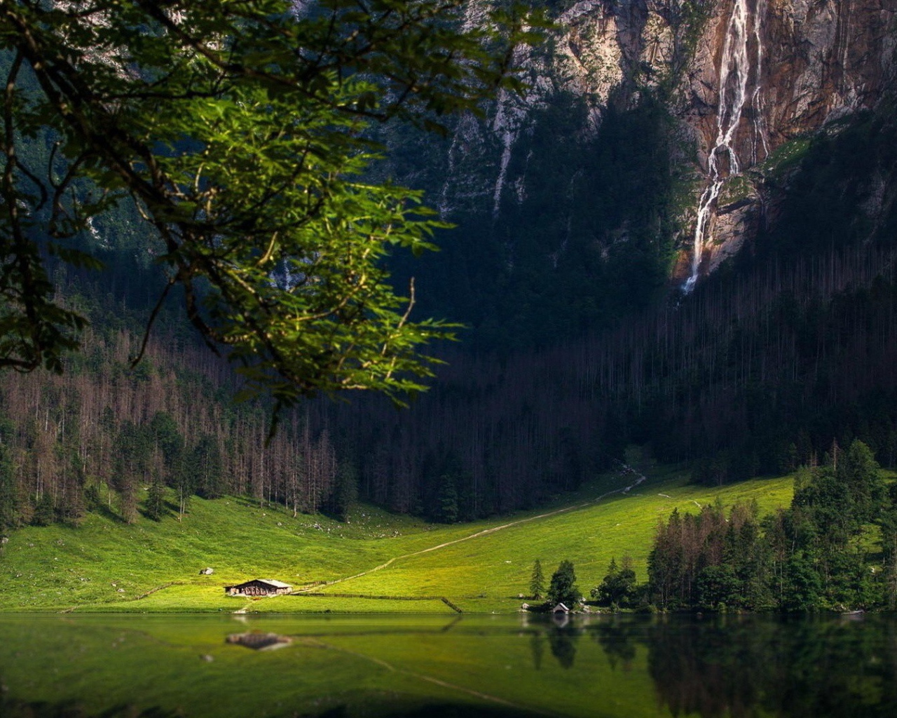 Ферма у подножия большой горы