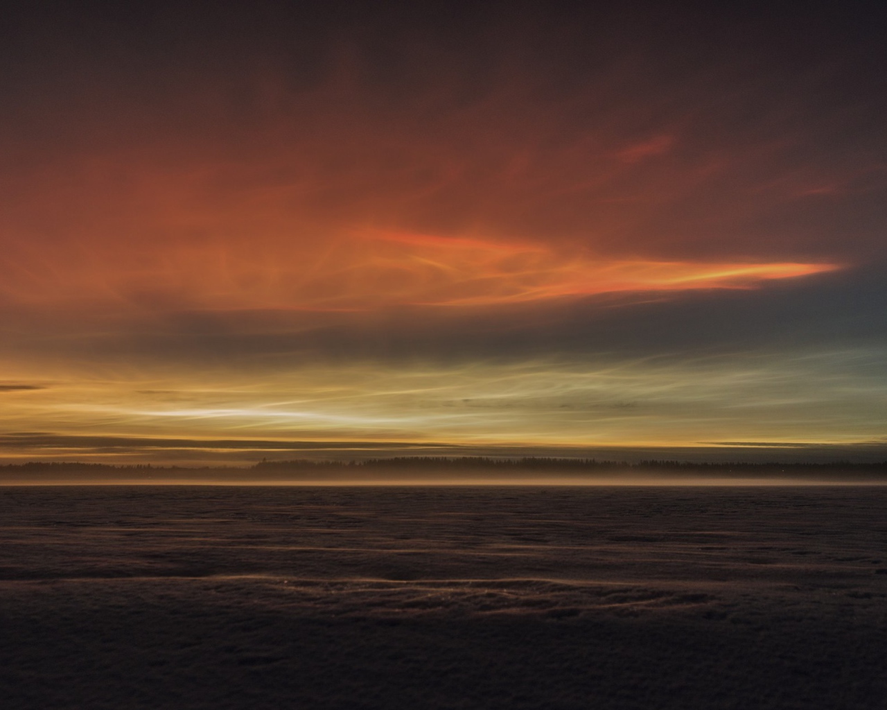 Туман над землей перед рассветом