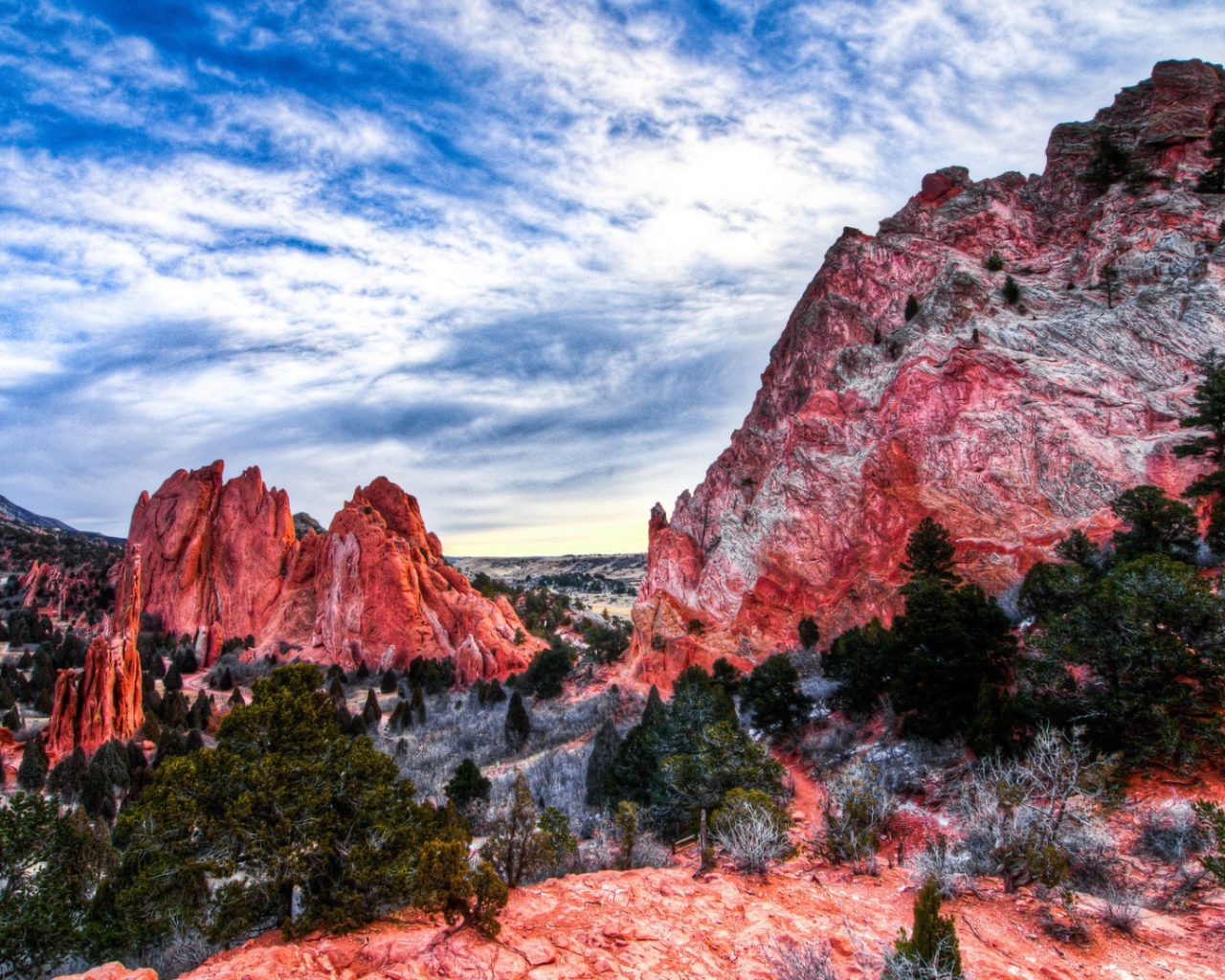 Суровый пейзаж с красными скалами