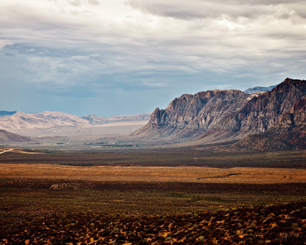 Неприветливая равнина между скалами