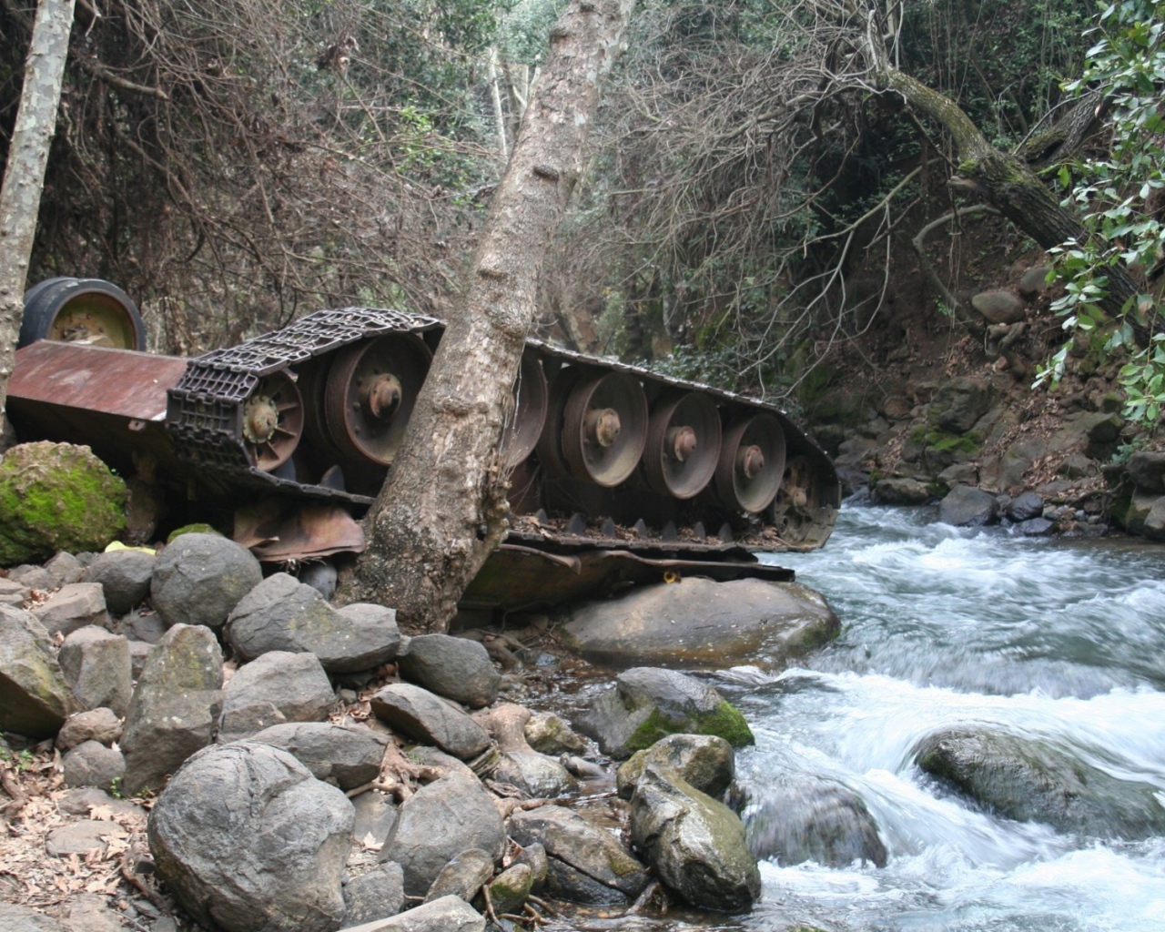 Перевернутый танк в горном ручье