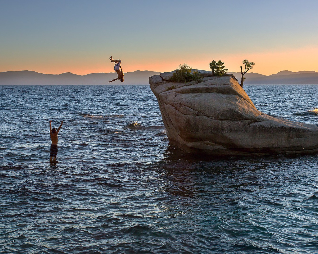 Прыжки со скалы у берега