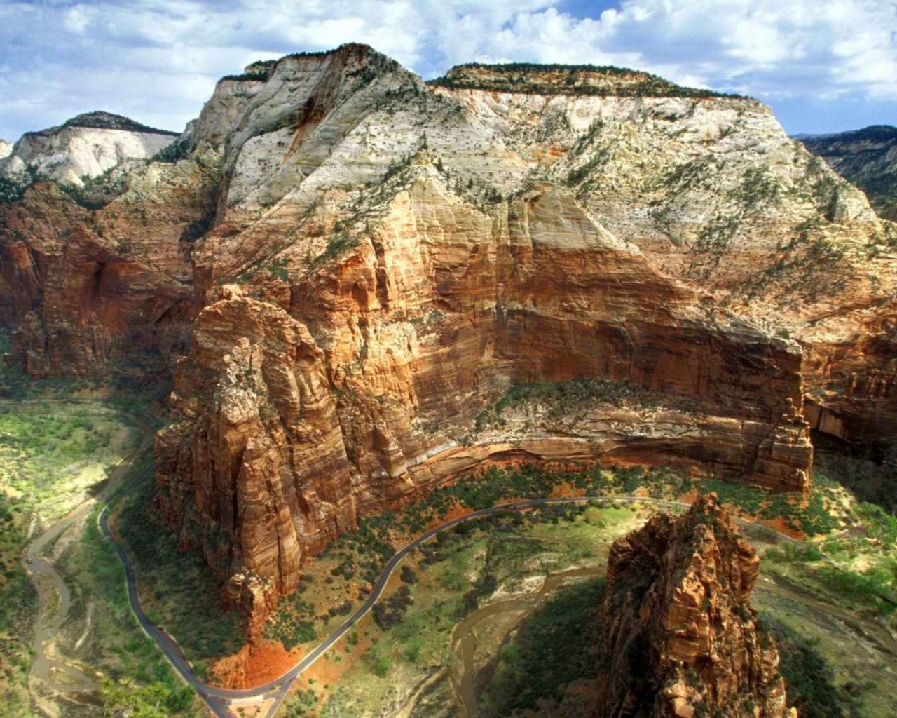 Пейзаж с обрывистыми скалами каньона