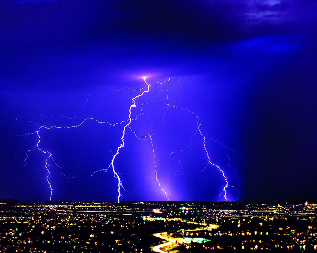 Молния в синем небе над ночным городом