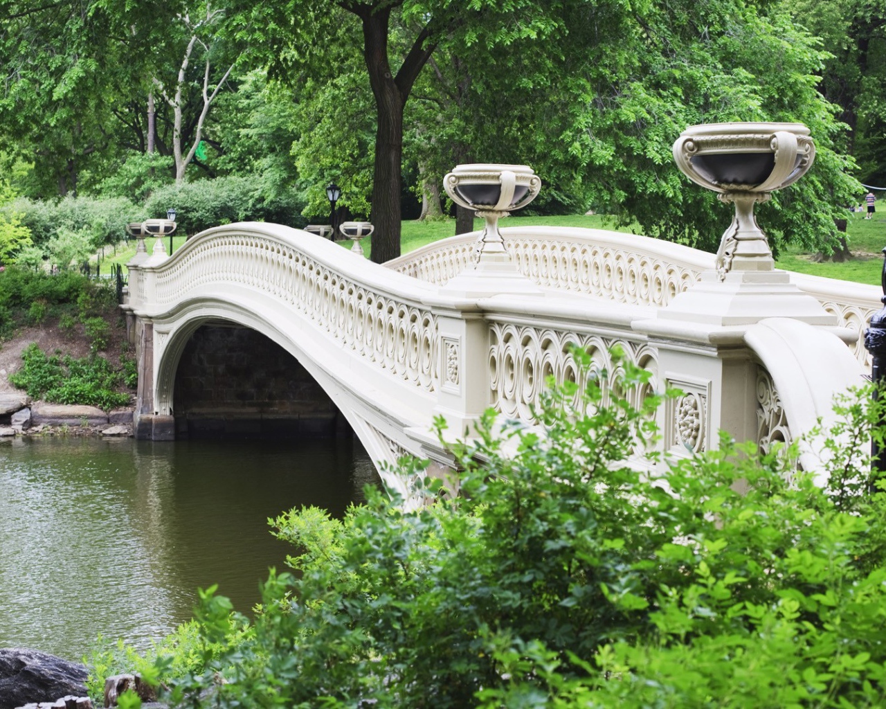 Мраморный мост над рекой в парке