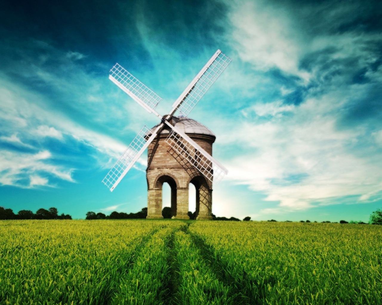 Массивная ветряная мельница из камня