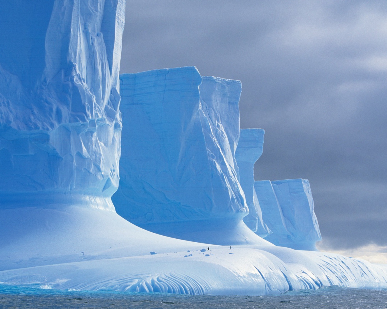 Монументальные ледяные скалы