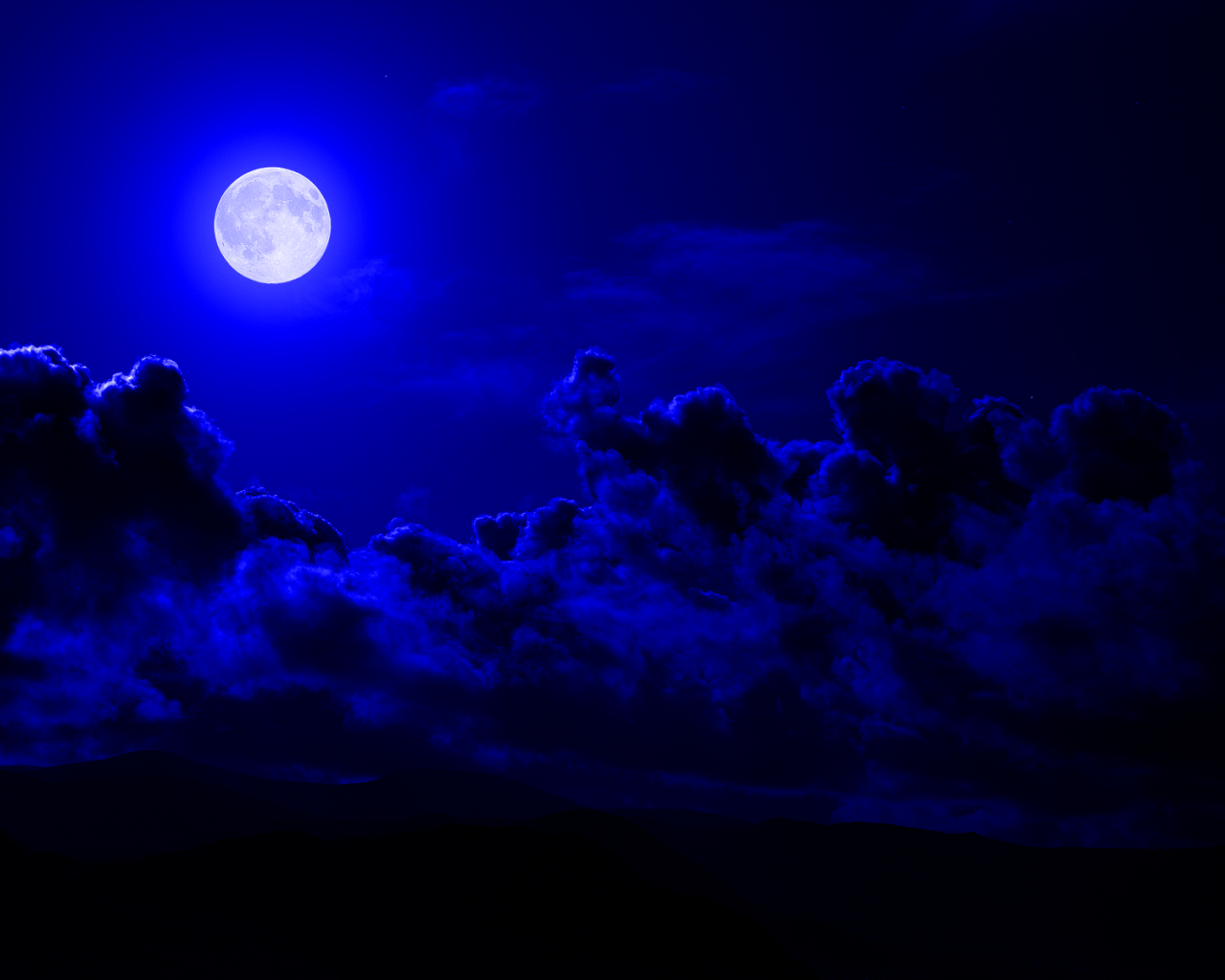 Луна в синем небе