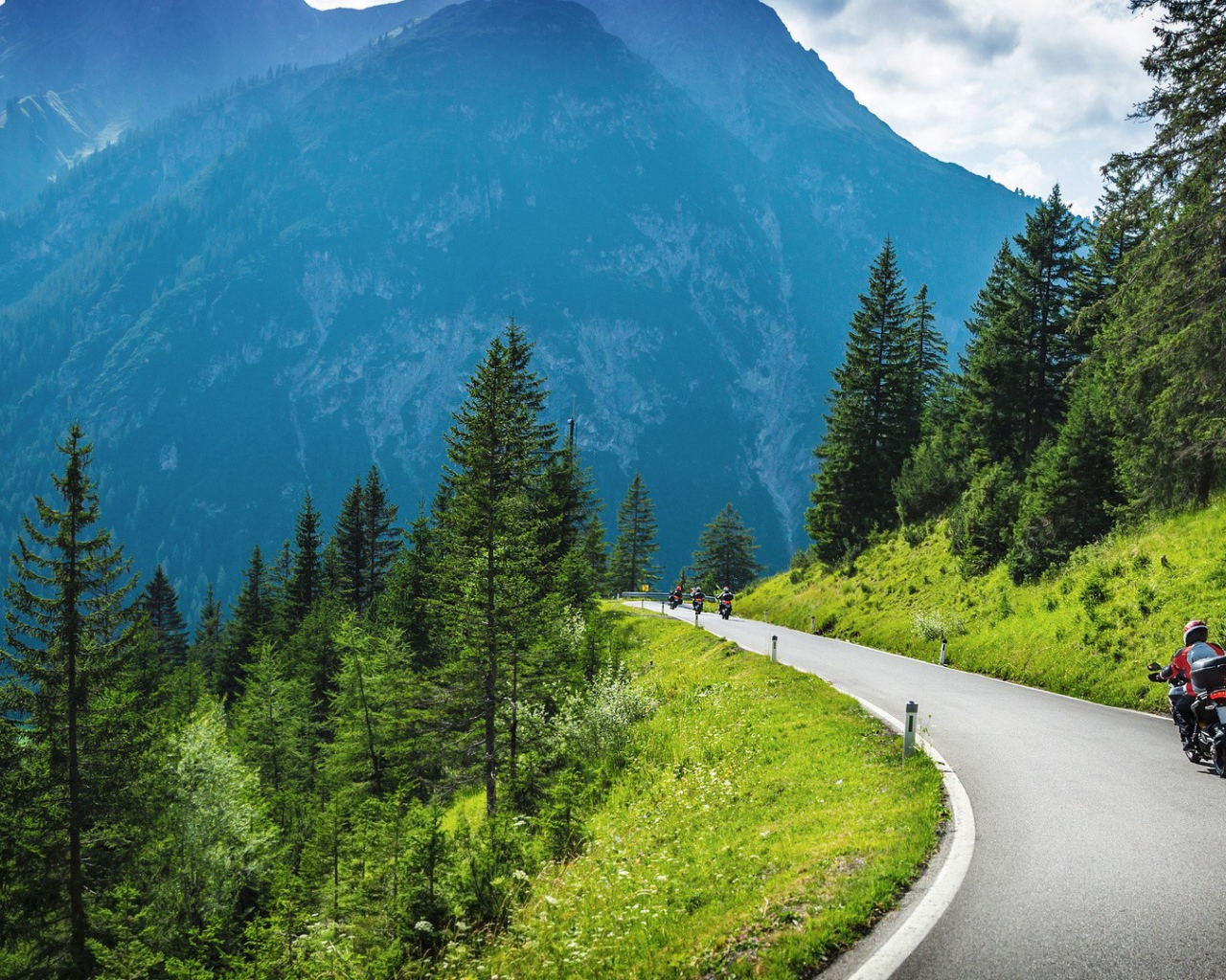 Мотоциклист на горной дороге