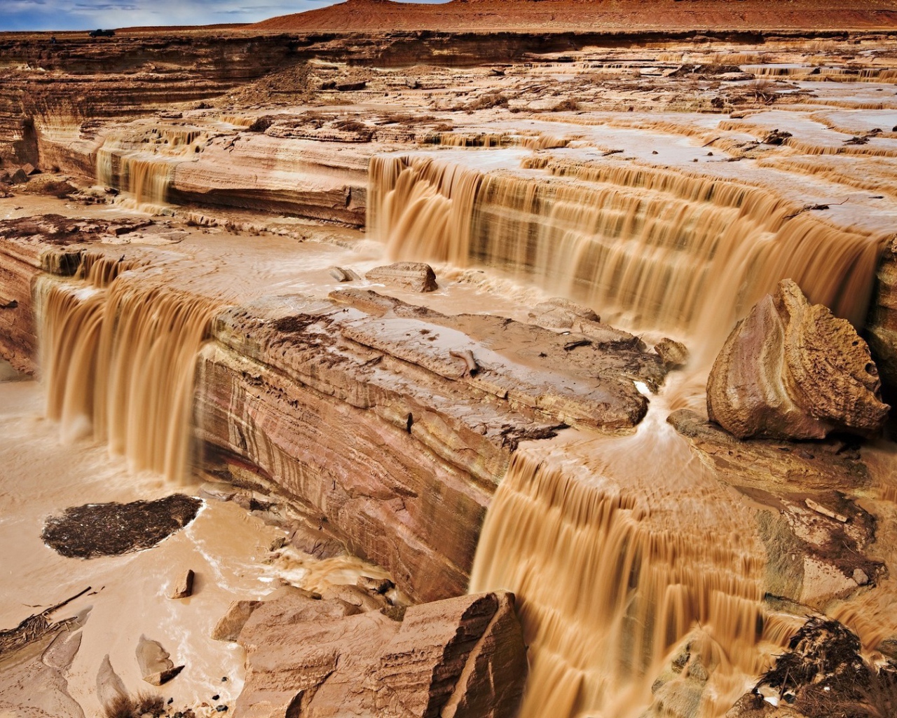 Мутная вода стекает со скал