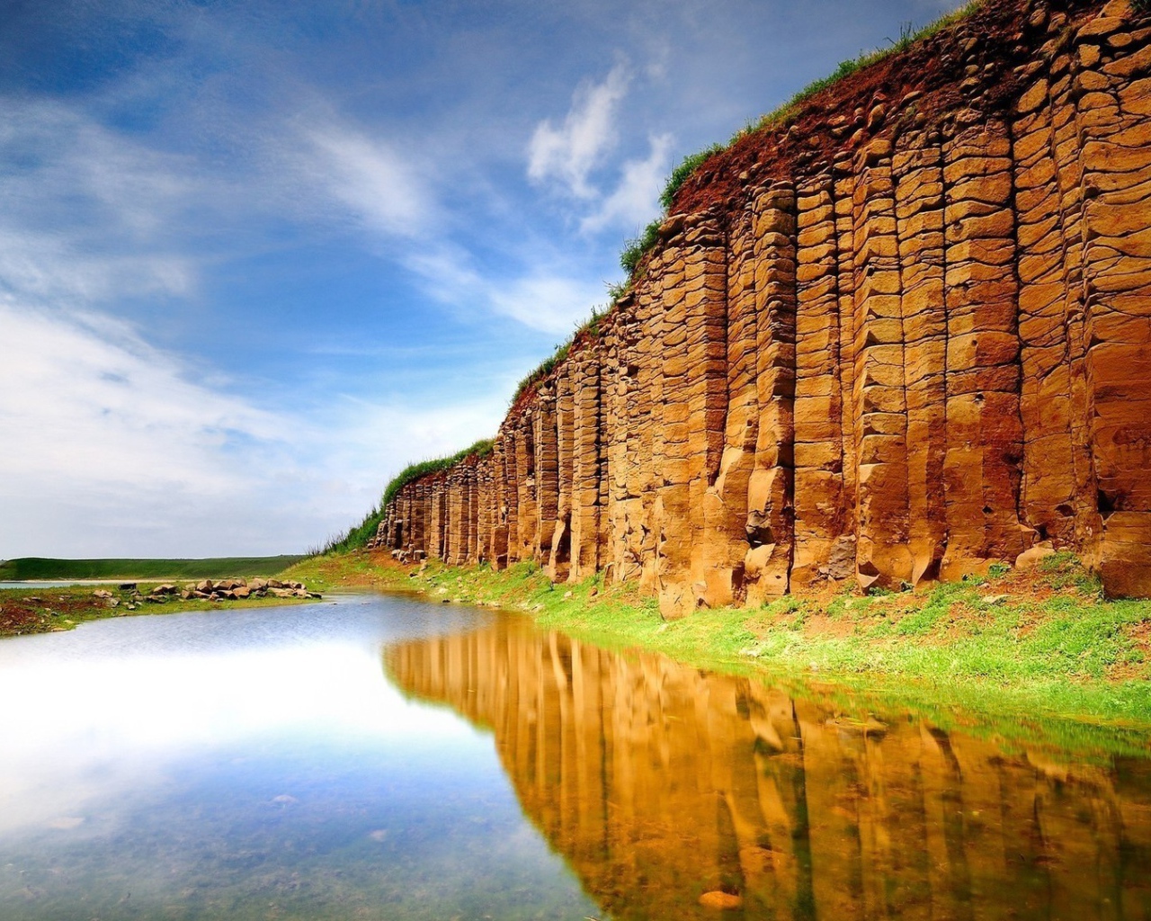 Природная стена из камня