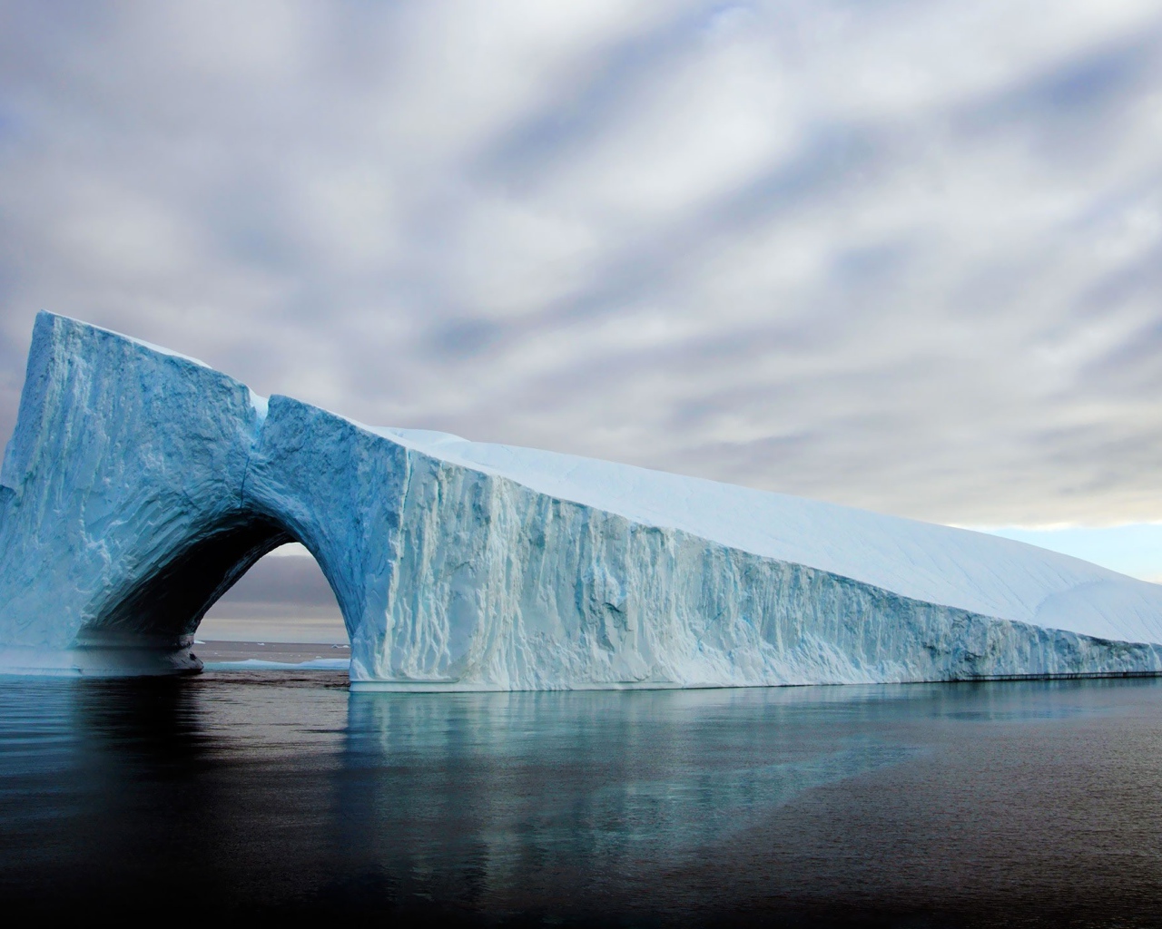 Аккуратный тоннель в леднике