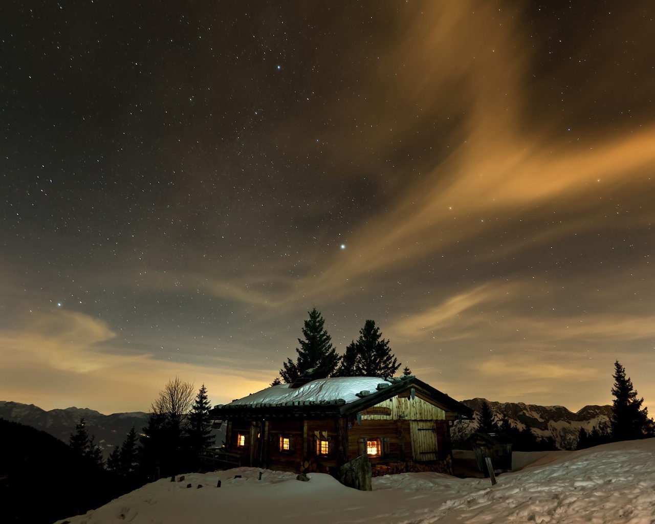 Северное сияние в небе над деревянной избушкой