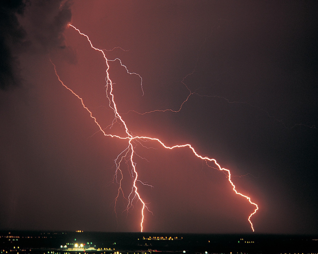 Оранжевая молния в черном небе