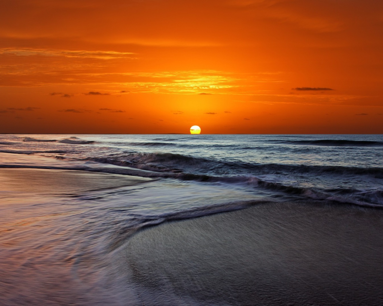 Оранжевое небо и бурное море