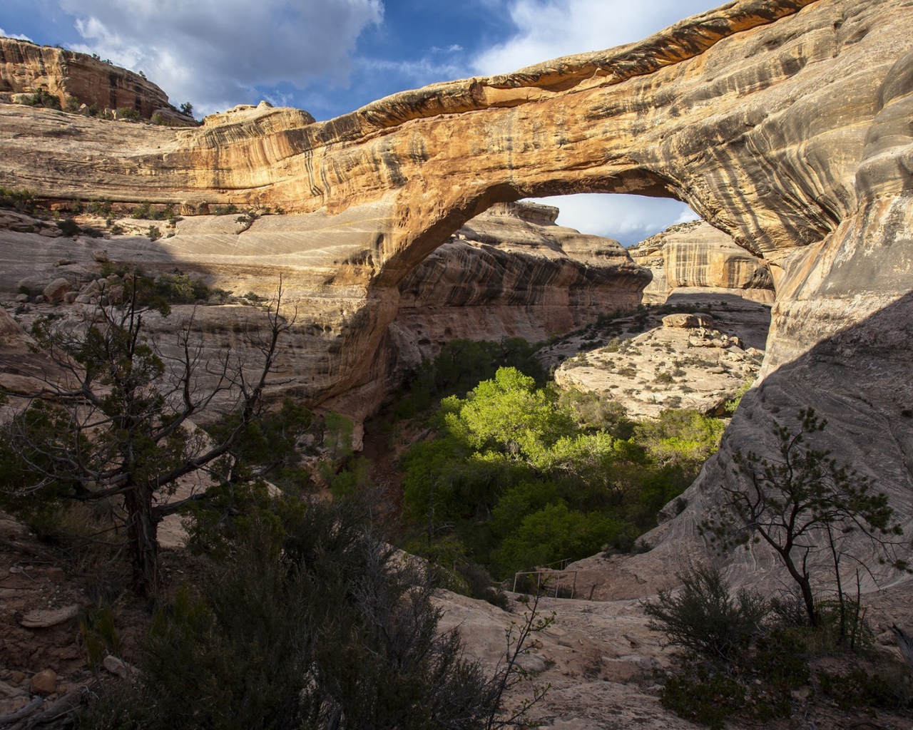Проход под скалой в виде арки