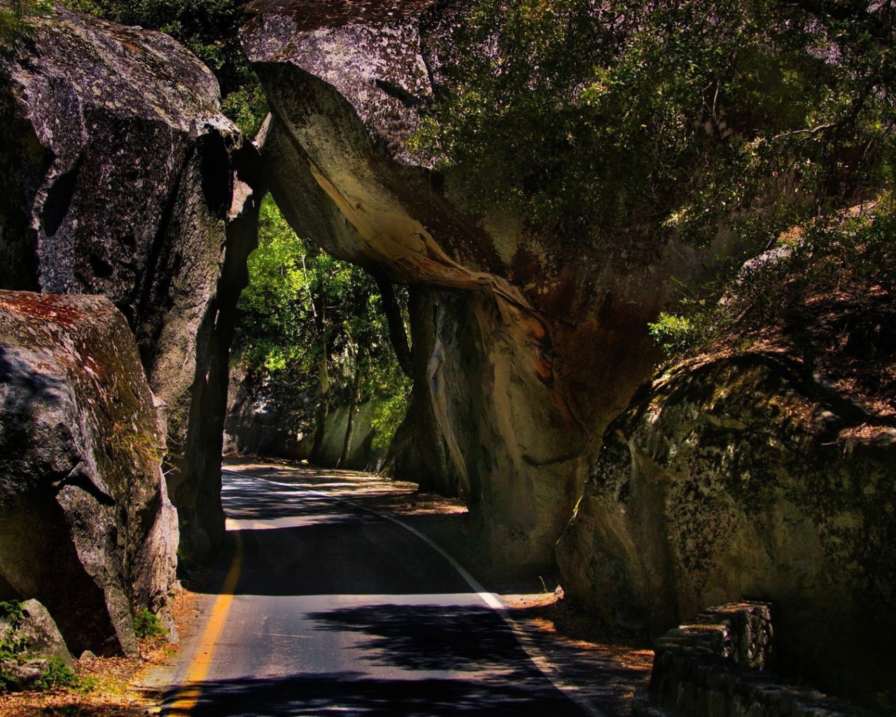 Проезд между двух скал