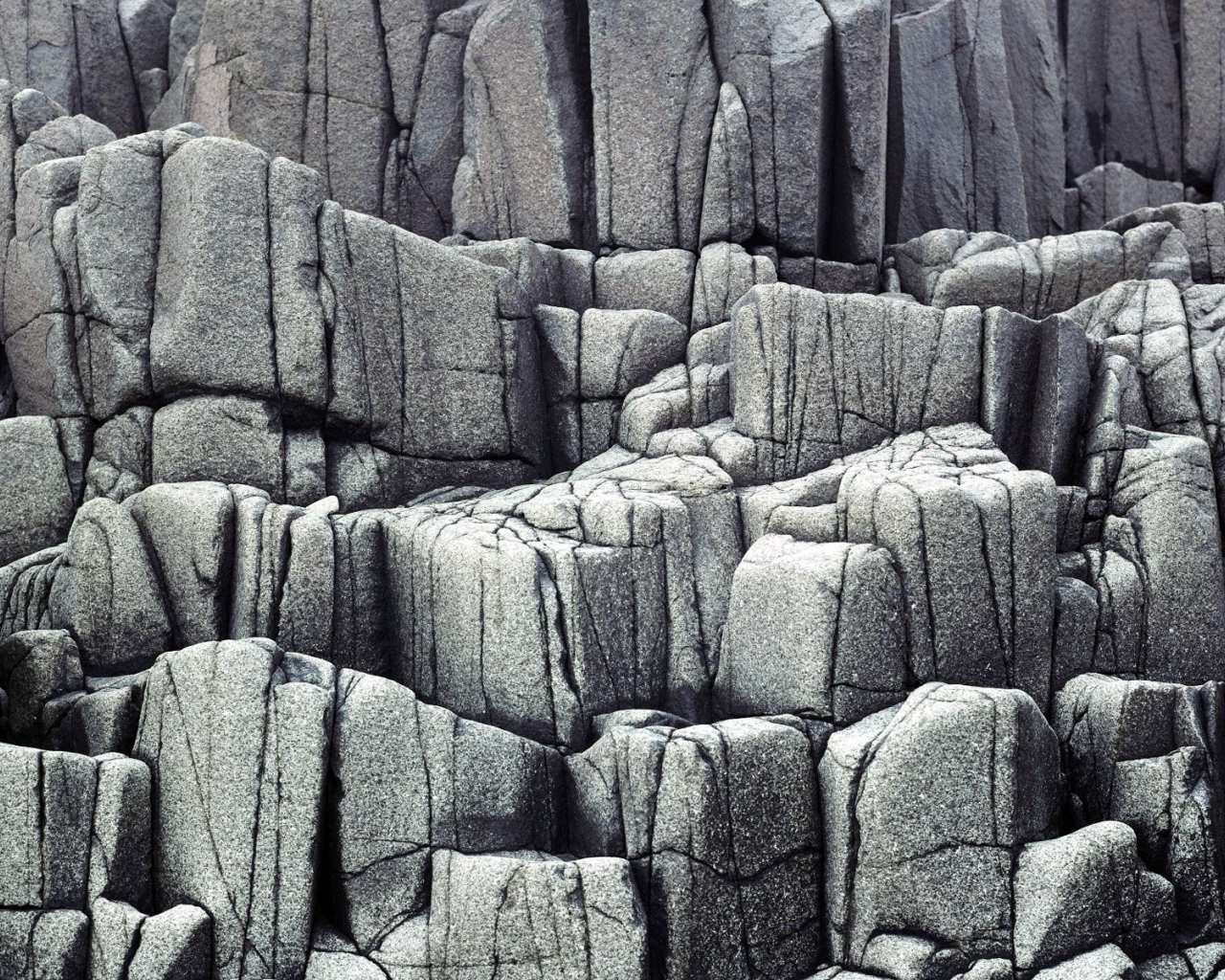 Нагромождение серых скал