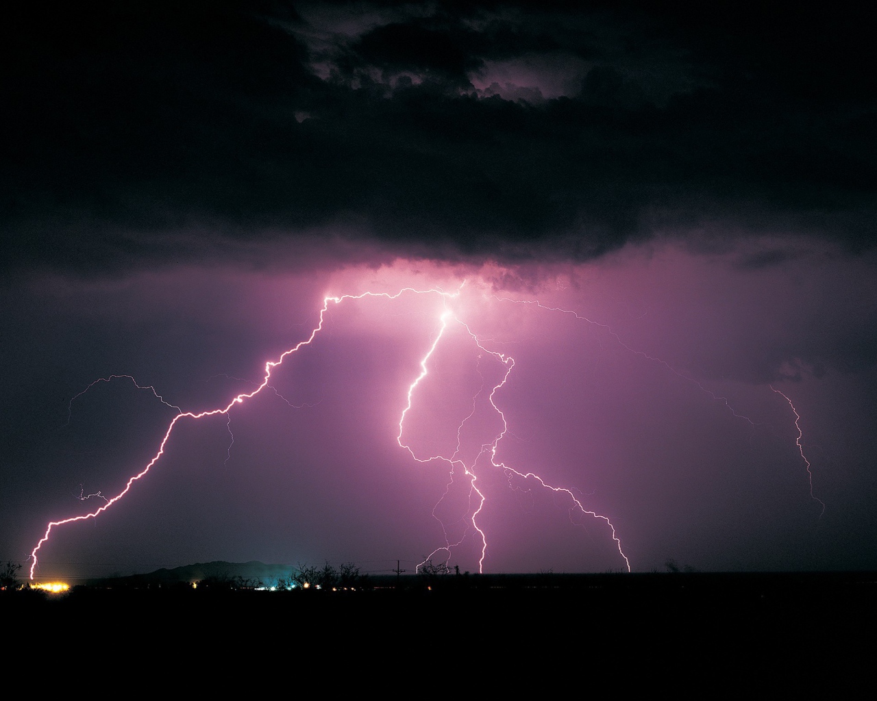 Розовая молния в черных облаках