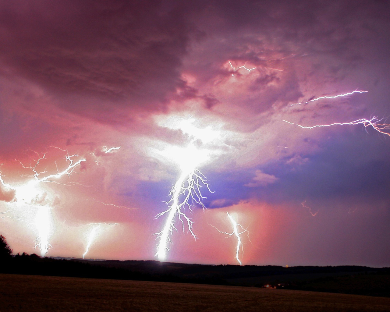 Мощные разряды молний в розовых облаках