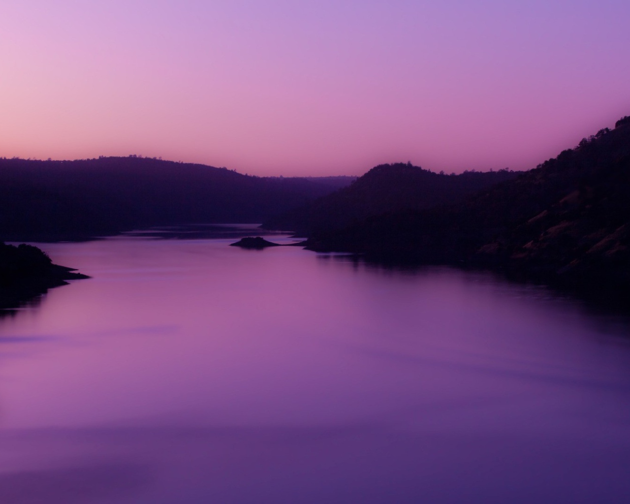 Фиолетовые сумерки после заката в горах