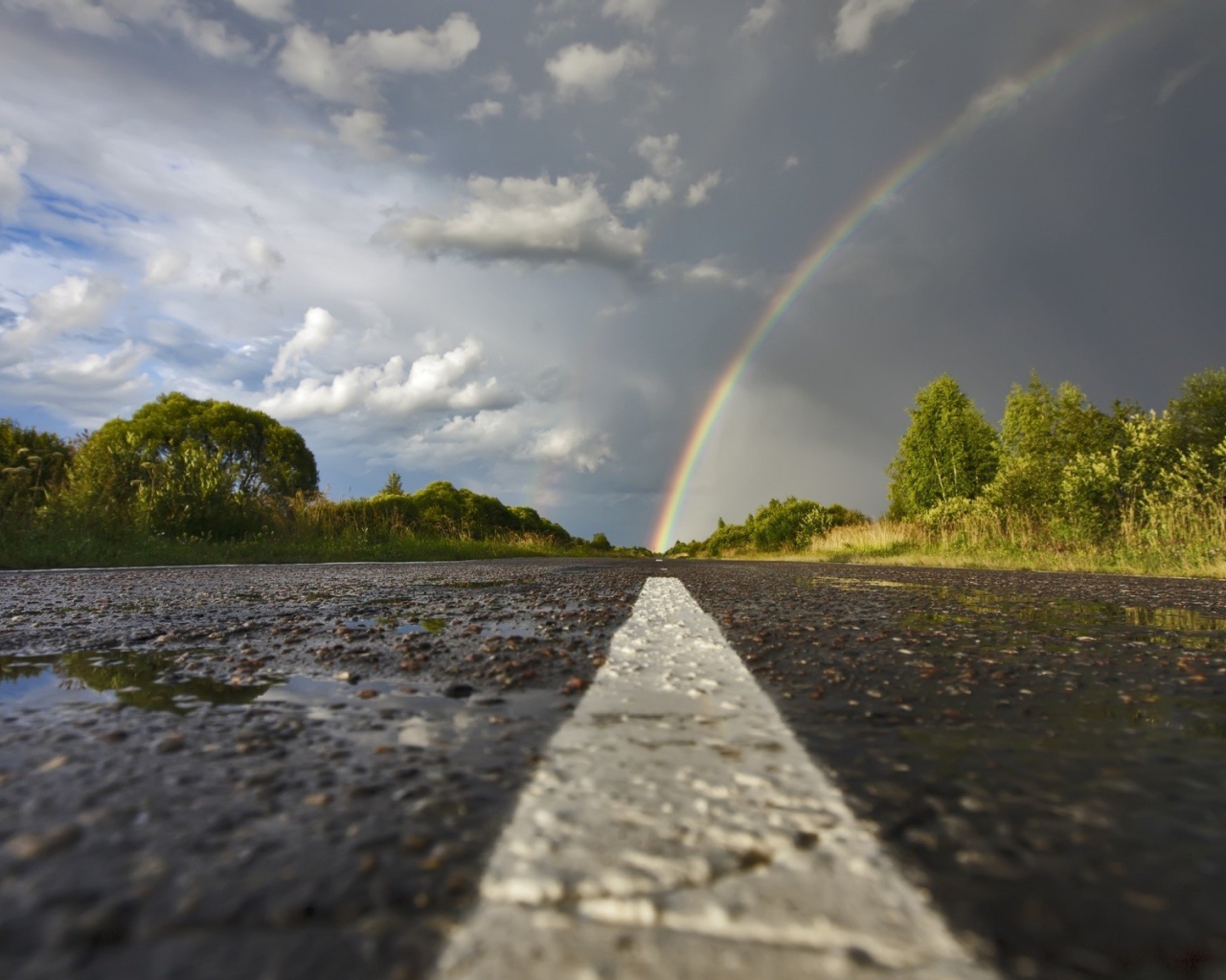 Радуга над асфальтом шоссе