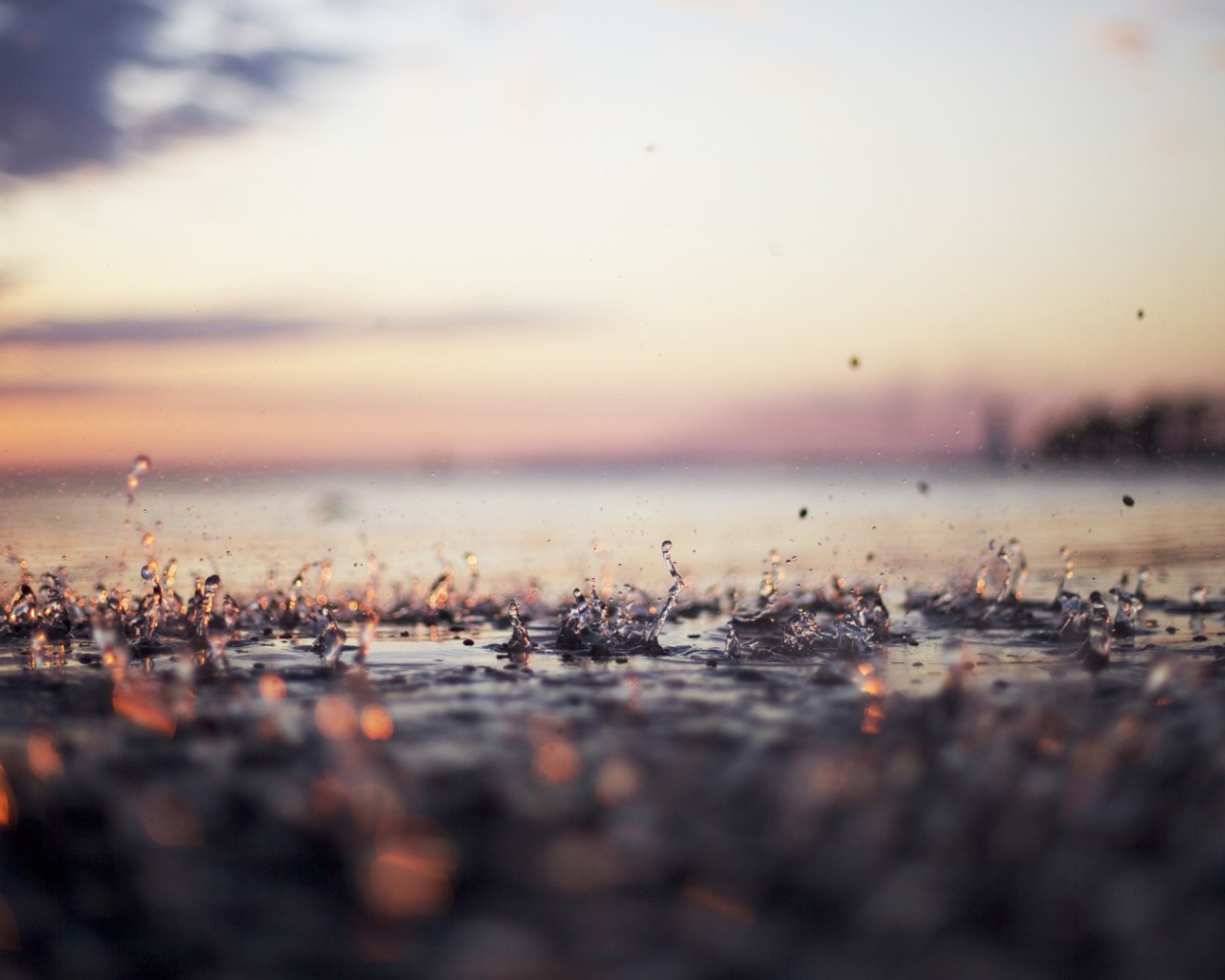 Капли дождя на мостовой