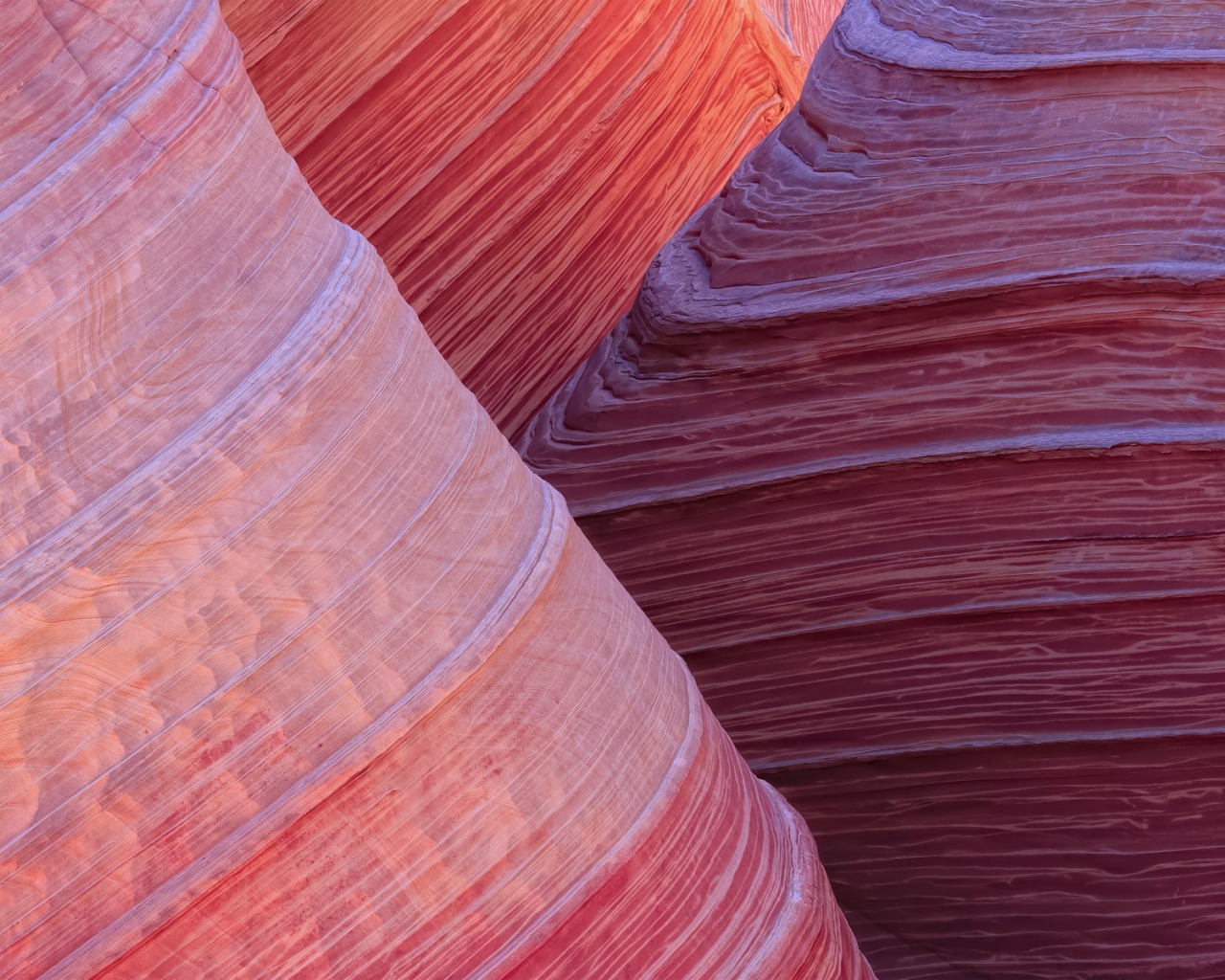 Красный слоистый камень в каньоне