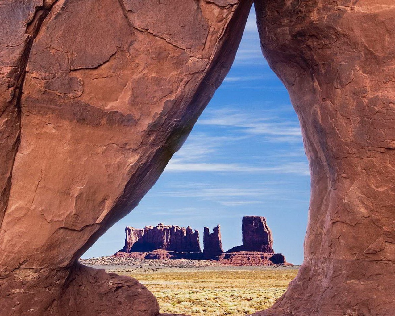 Скальные образования, вид через проем в скале