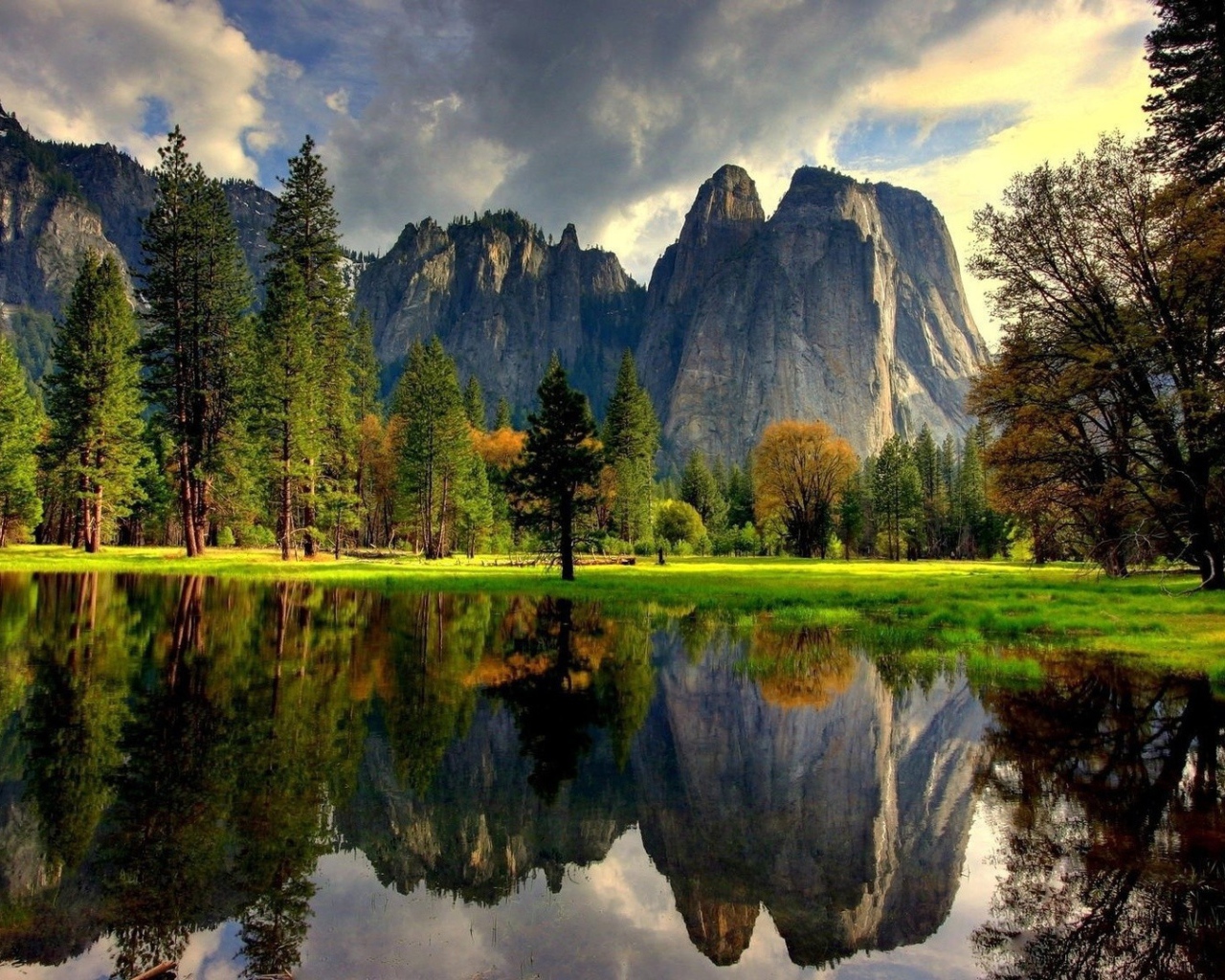 Скалы отражаются в озере в национальном парке