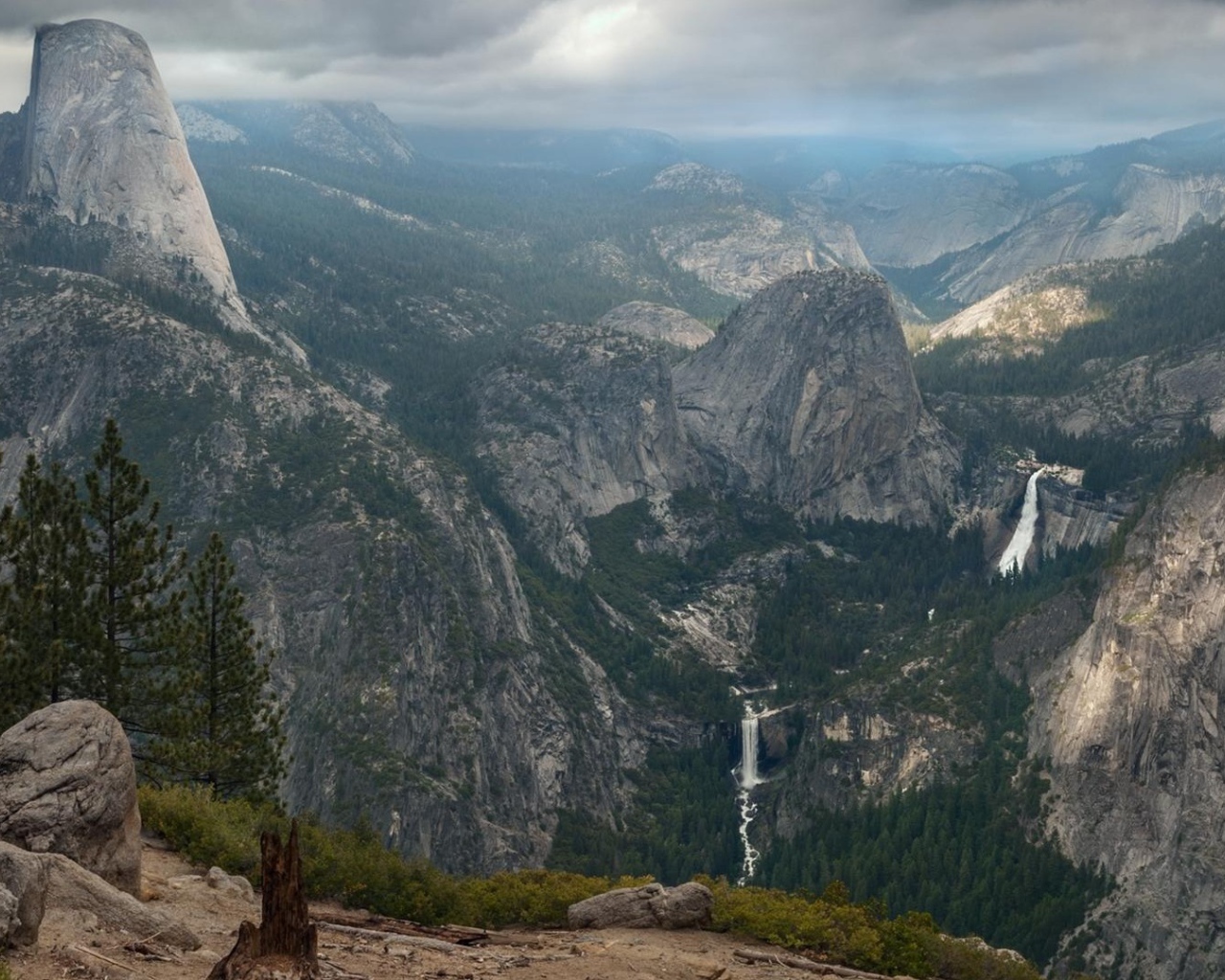 Скалы в парке Йосемити в США