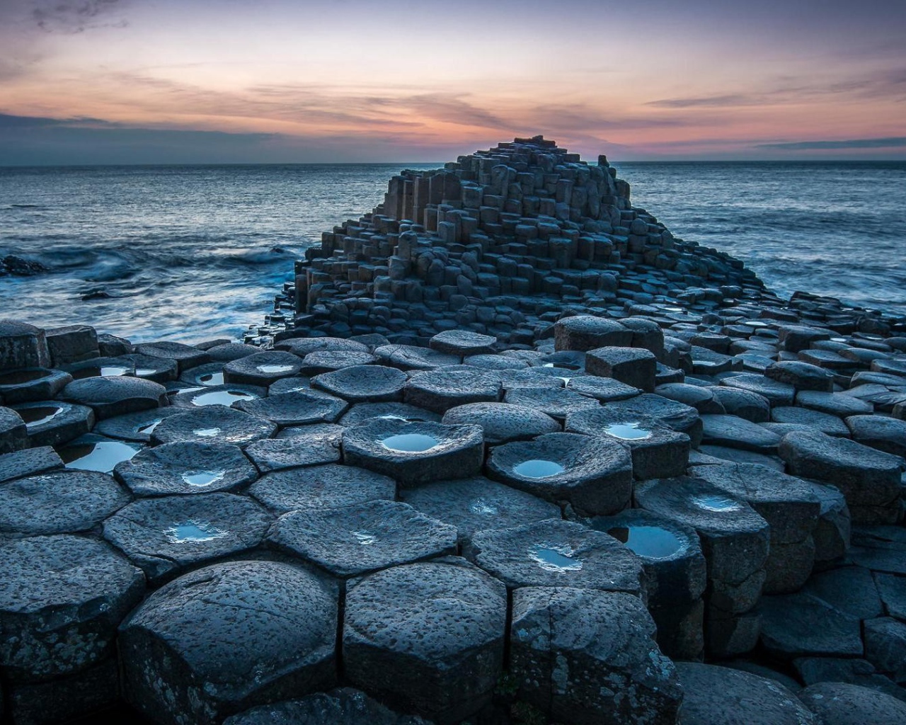 Скалы похожие на соты