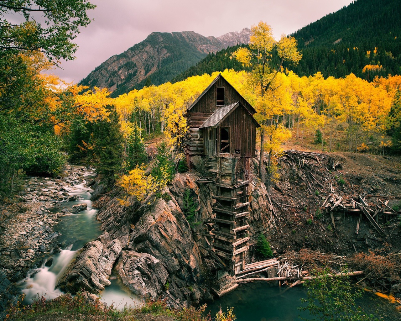 Хозяйственная постройка из дерева над обрывом