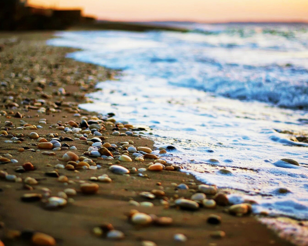 Гладкие камни на пляже