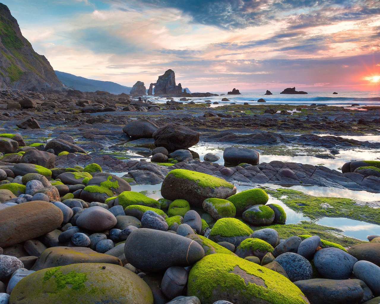 Гладкие камни на берегу моря