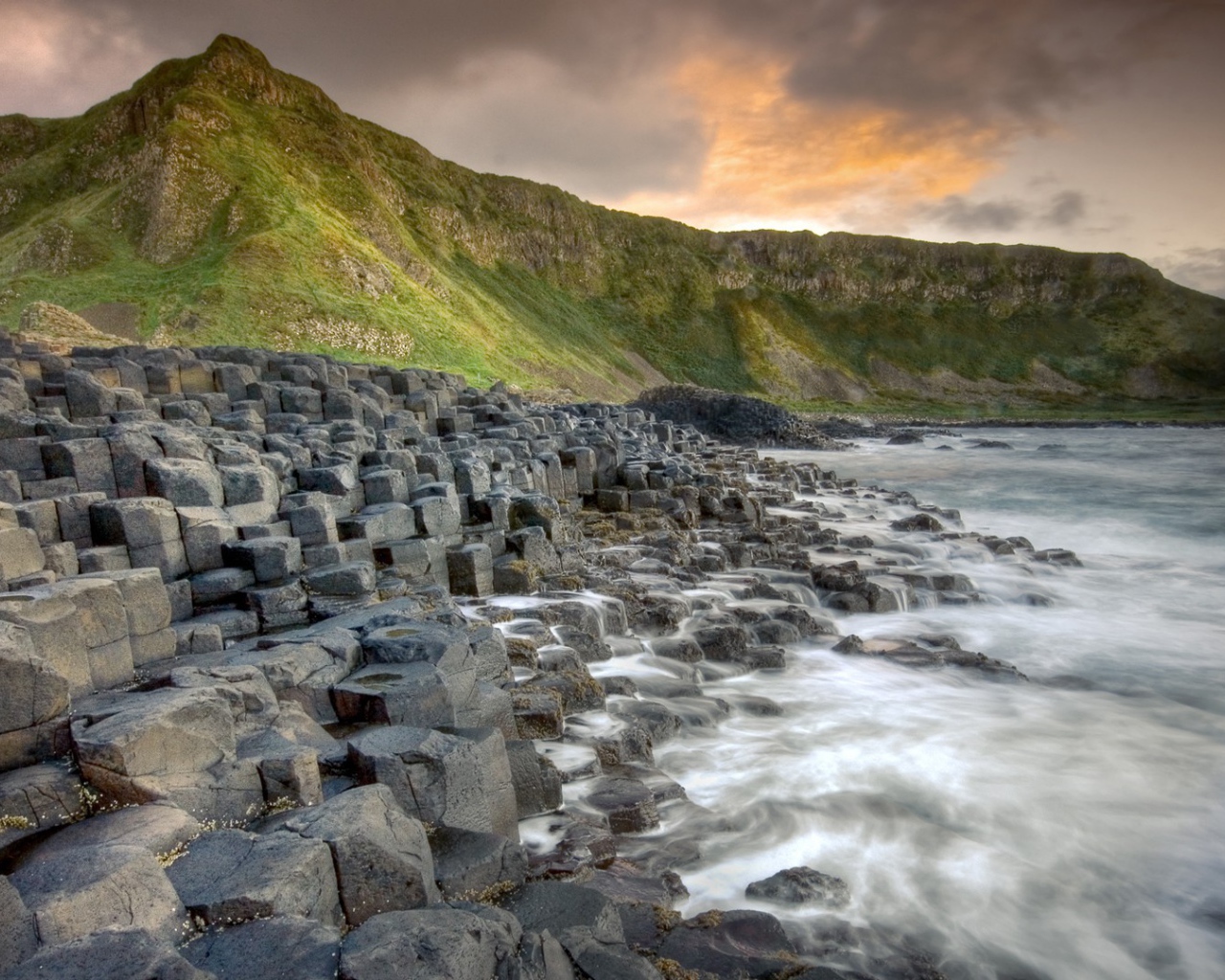 Ступенчатые скалы на берегу северного моря