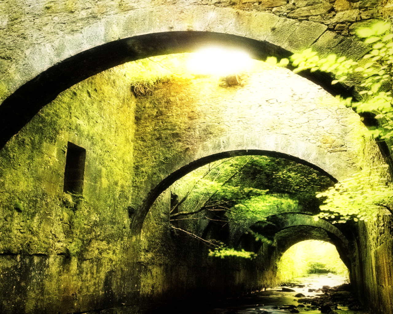 Каменные своды над ручьем