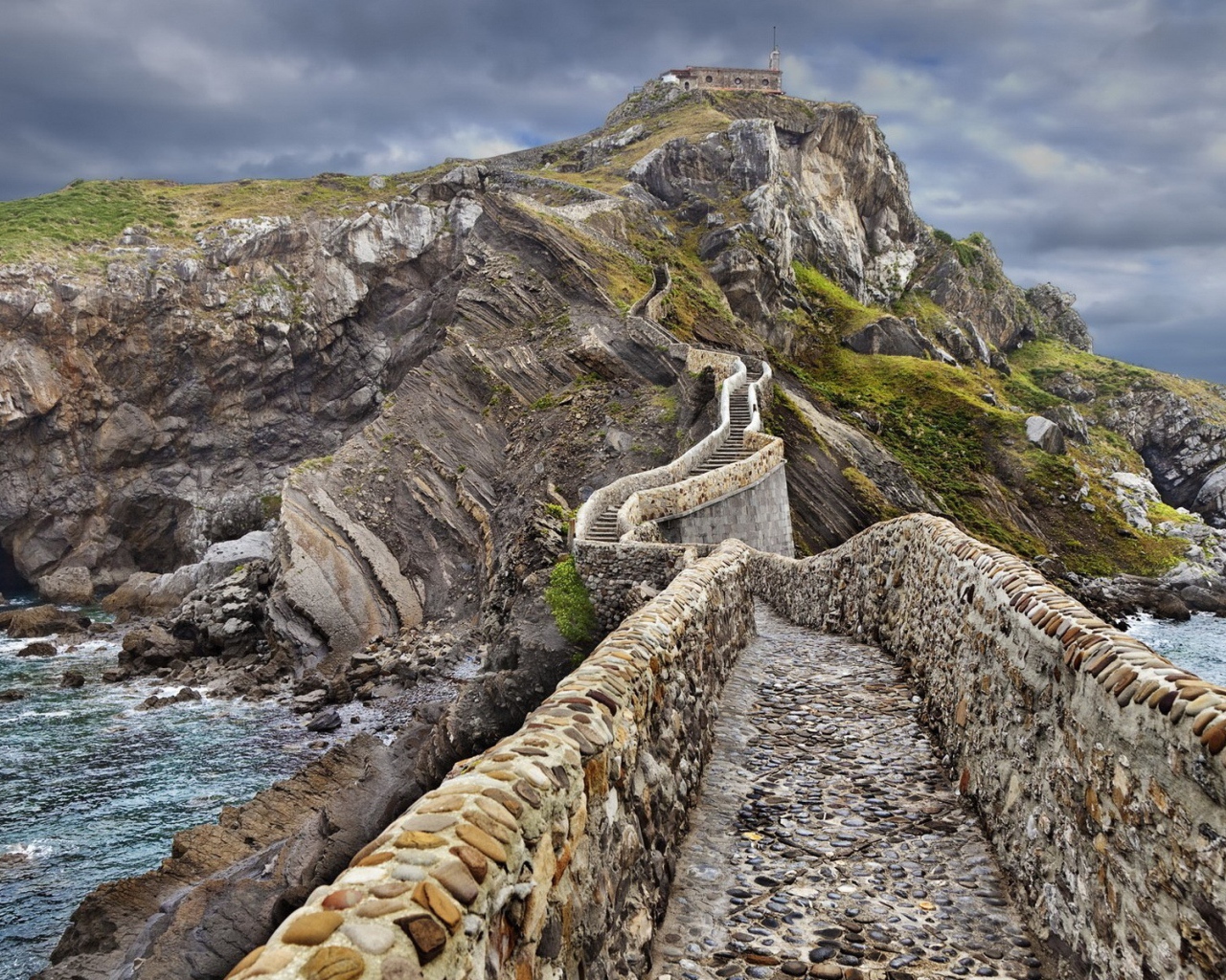 Каменная тропа на вершину холма над морем