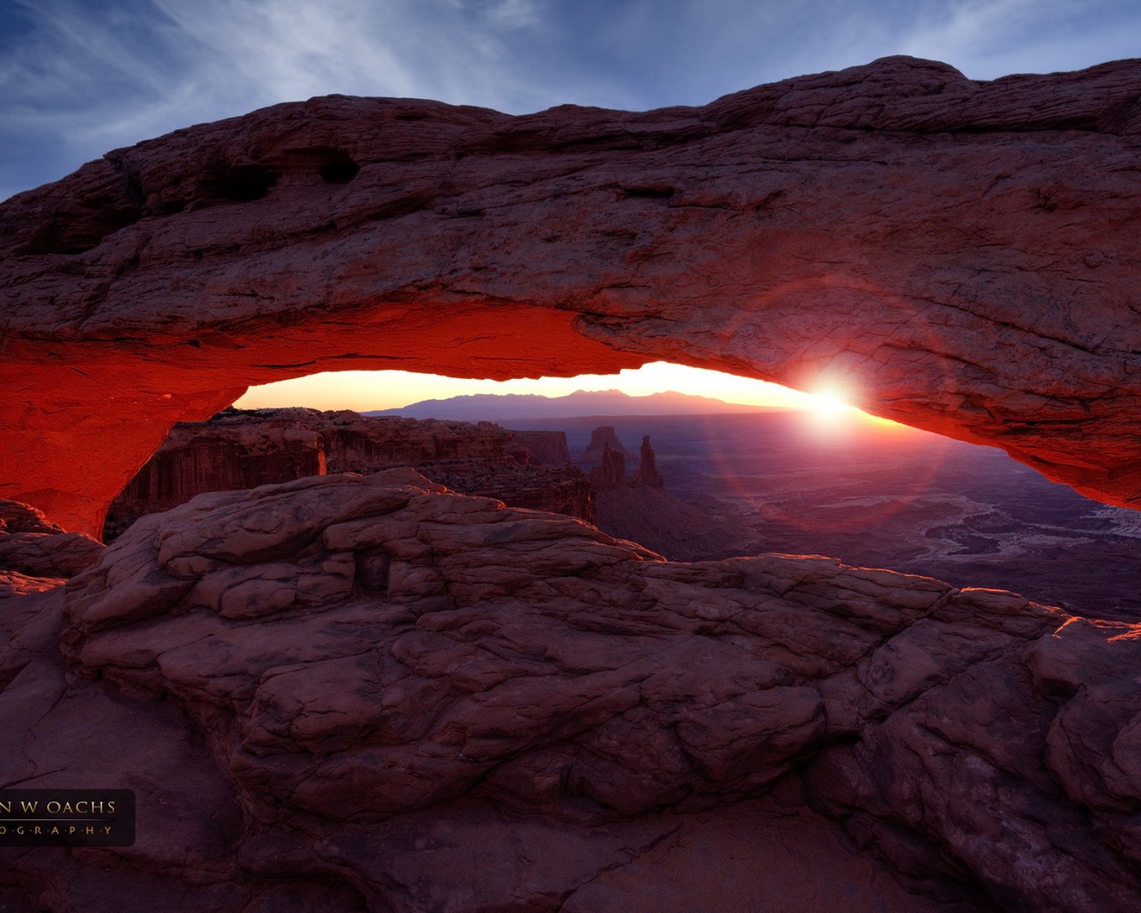 Восход солнца между скал