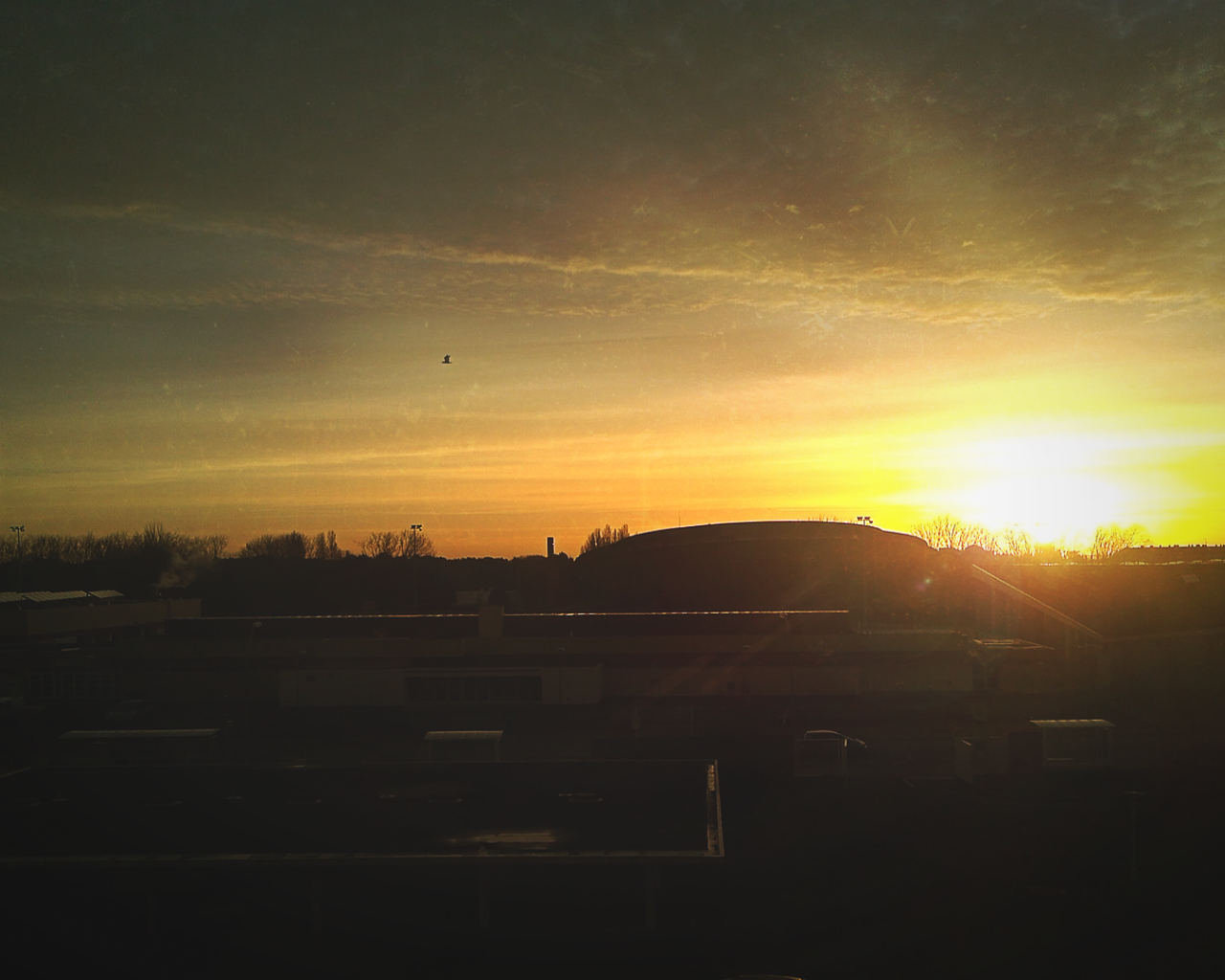 Восход солнца над постройками