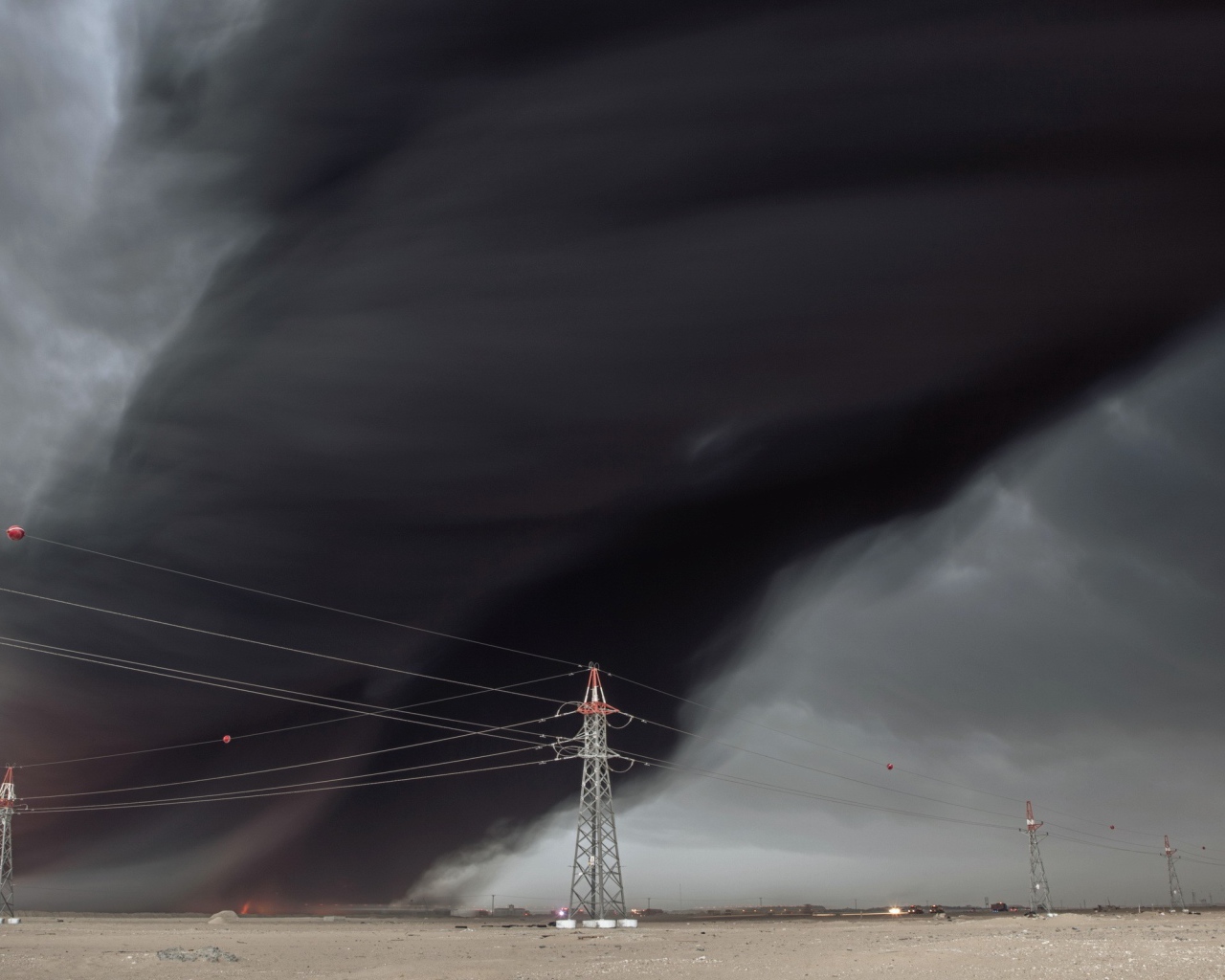 Черное облако дыма в небе
