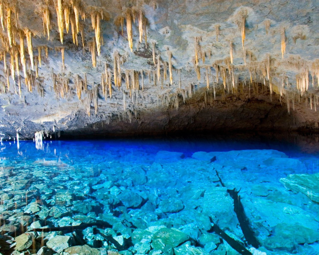 Наросты извести на потолке пещеры