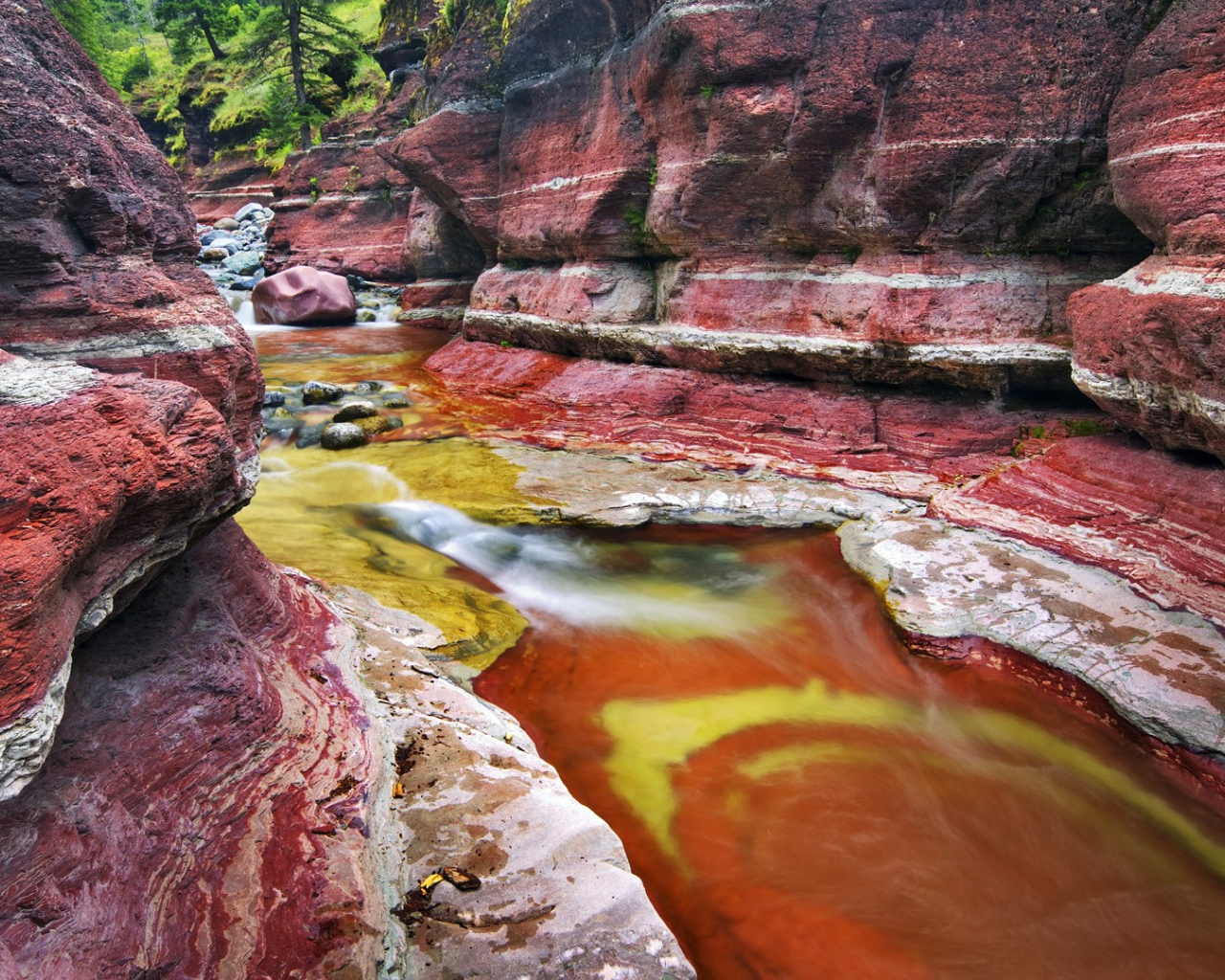Поток воды среди красных скал