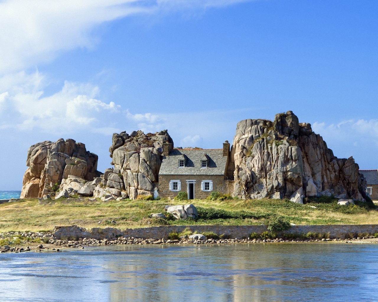 Дом зажат между двух скал