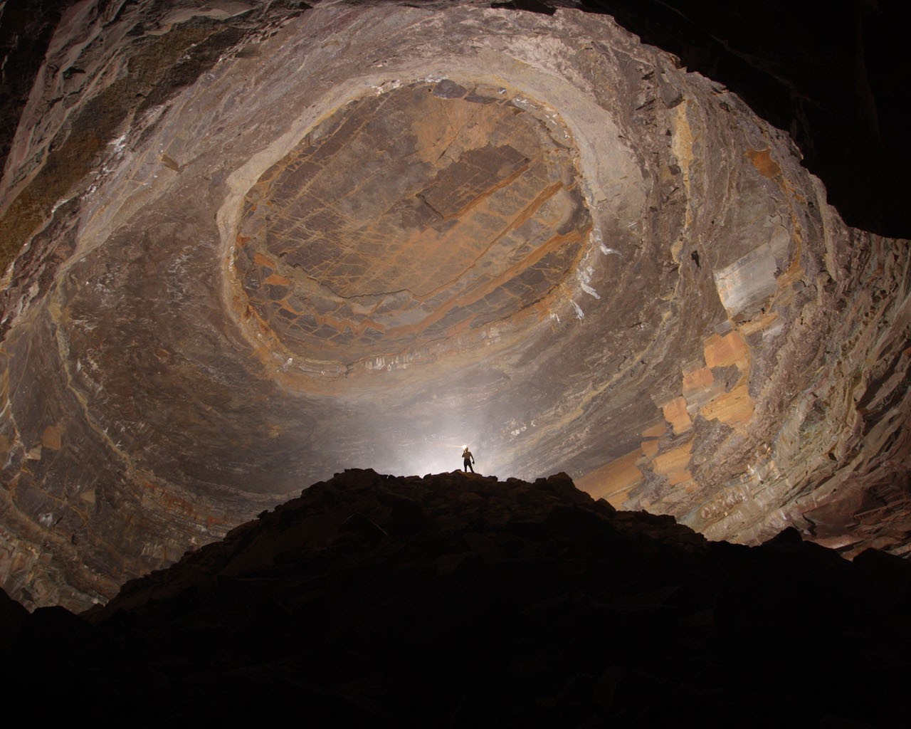 Огромный зал в пещере