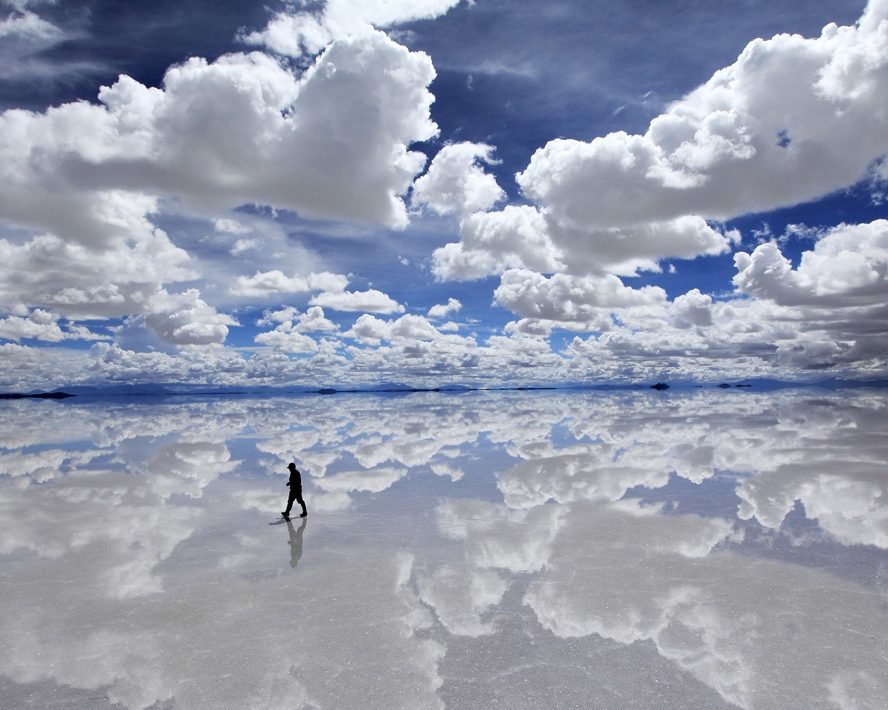 Человек идет между небом и землей