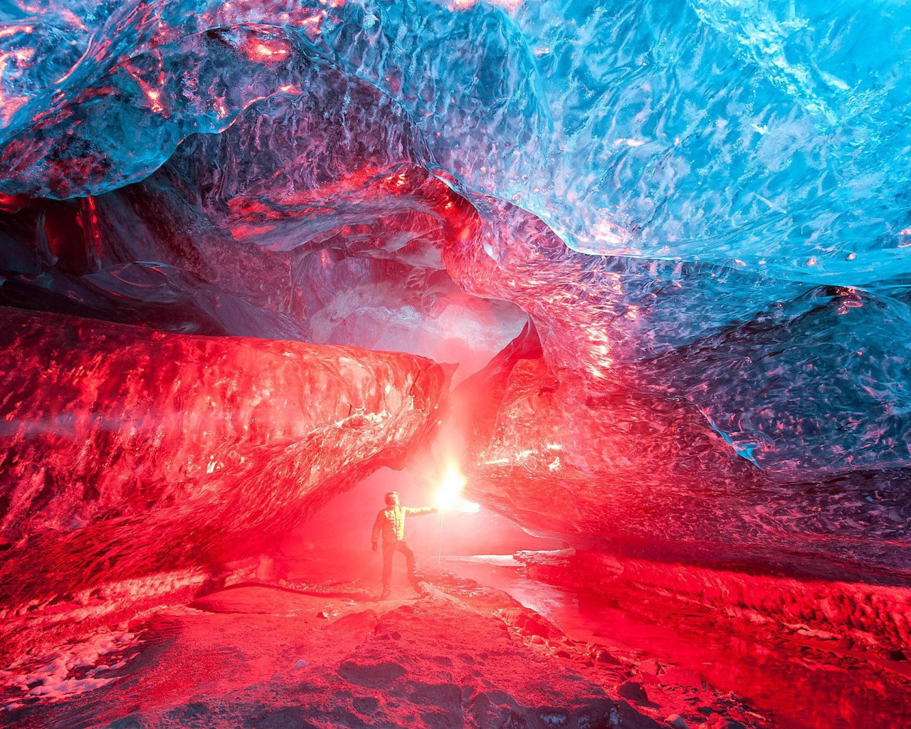 Красный свет в ледяной пещере