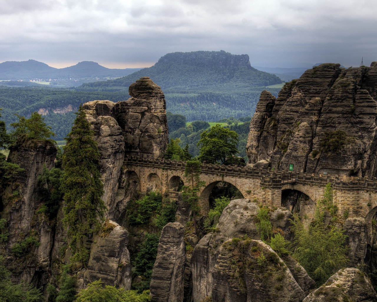 Остатки акведука между скалами